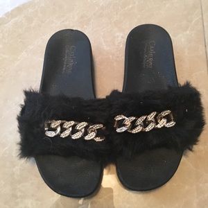 Black chain furry slides